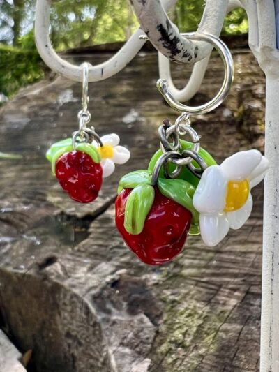 Boucles d'oreilles en verre n°010 Fraises – Image 2