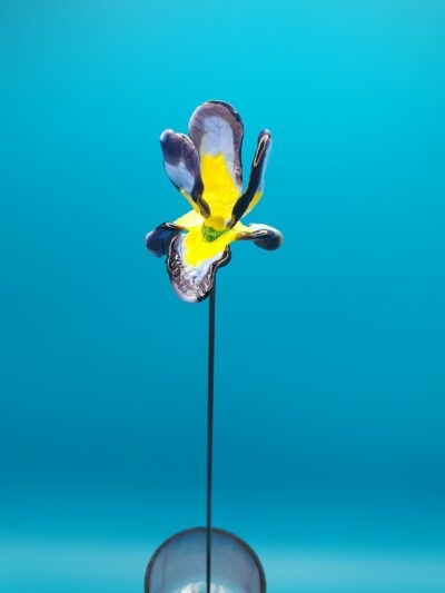 Iris en verre n°012 Violet, bleu ciel, jaune et vert – Image 9