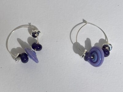 Boucles d'oreilles en verre n°021 Perles de verre couleur lavande et parme – Image 5