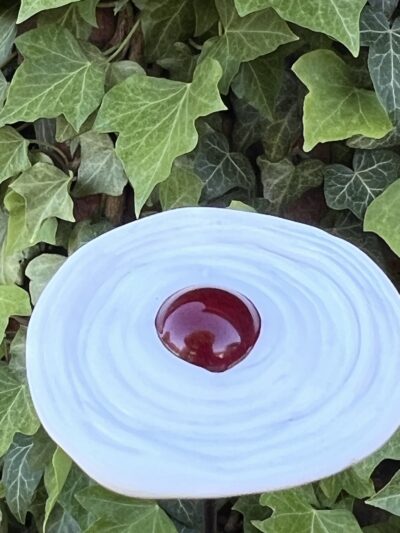 Fleur en verre blanche et rouge
