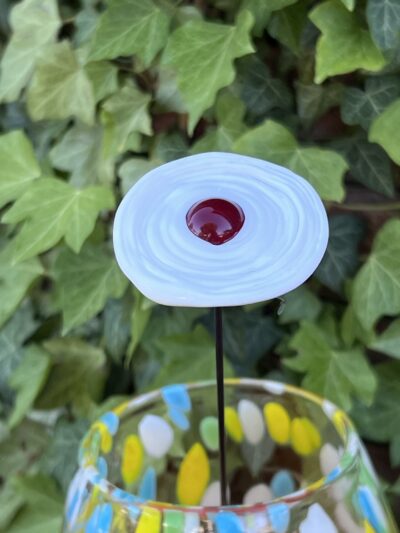 Fleur en verre blanche et rouge