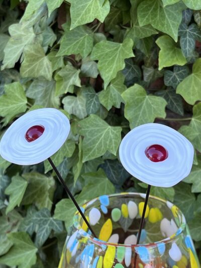 Fleur en verre blanche et rouge
