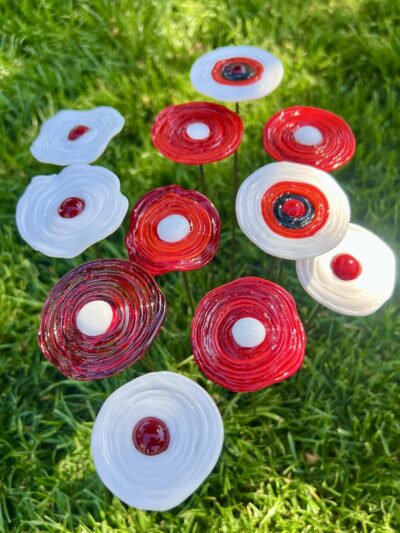 Fleur en verre blanche et rouge
