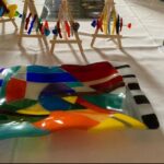 Plat multicolore artisanal