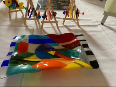 Plat multicolore artisanal