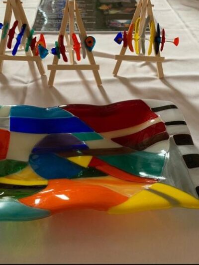 Plat multicolore artisanal