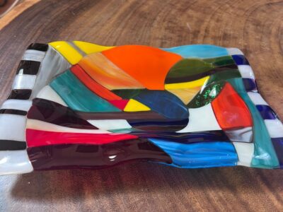 Plat multicolore artisanal