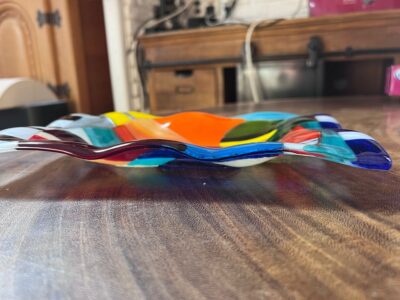 Plat multicolore artisanal