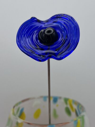 Coquelicot en verre bleu foncé transparent