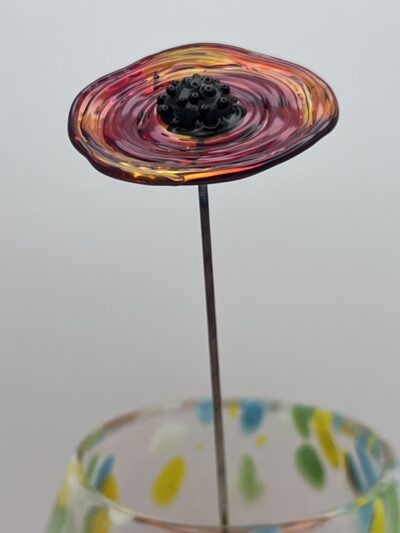 Fleur en verre rouge transparent