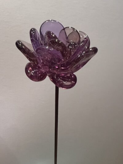 Fleur en verre sur tige