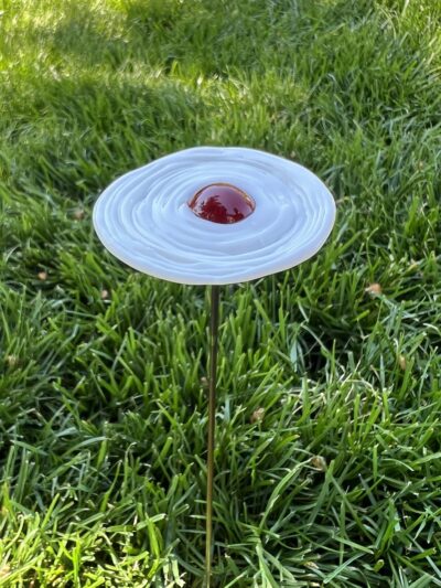 Fleur en verre blanche et rouge