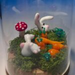 Dôme mini monde de figurines en verre