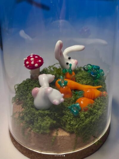 Dôme mini monde de figurines en verre