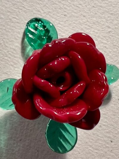 Rose éternelle en verre de Murano, rouge pourpre moyen, sur tige en verre