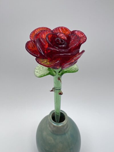 Roses sur tiges en verre
