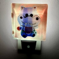 VEILL007 - Veilleuse enfant sur secteur, Hippopotame, à déclenchement automatique dans le noir