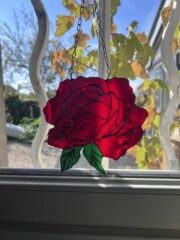 ATTRAP006 - Attrape soleil en vitrail : rose rouge à suspendre, 16x18cm Attrape-soleil en vitrail