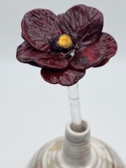 HIBIS001 - Fleur Hibiscus en verre de Murano, rouge pourpre foncé, sur tige en verre transparent