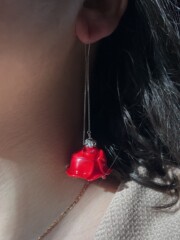 BOR028 - Boucles d’oreilles femme Rose rouge et ses gouttes de rosée du matin