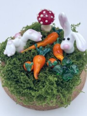 DOME001 - Dôme mini monde de figurines en verre. Mini monde lapins