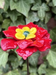 ROSE003 - Rose de Noel en verre de Murano, rouge, pistil jaune, cœur vert, sur tige en inox<br /><a style="font-size: 15px" href="https://le-vitrail-du-ti-dragon.fr/boutique/fleurs-en-verre-de-murano/roses-en-verre/roses-en-verre-sur-tiges-en-inox/rose-de-noel-en-verre-de-murano/">Voir la fleur</a> Rose de Noel en verre de Murano