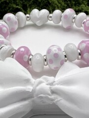 Bracelet avec perles, un bracelet tendresse avec cœur blanc, perles blanches et roses<br />Réf. BRA006