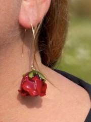 Boucles d'oreilles roses rouge passion<br />Réf. BOR029 Boucles d'oreilles roses rouge passion